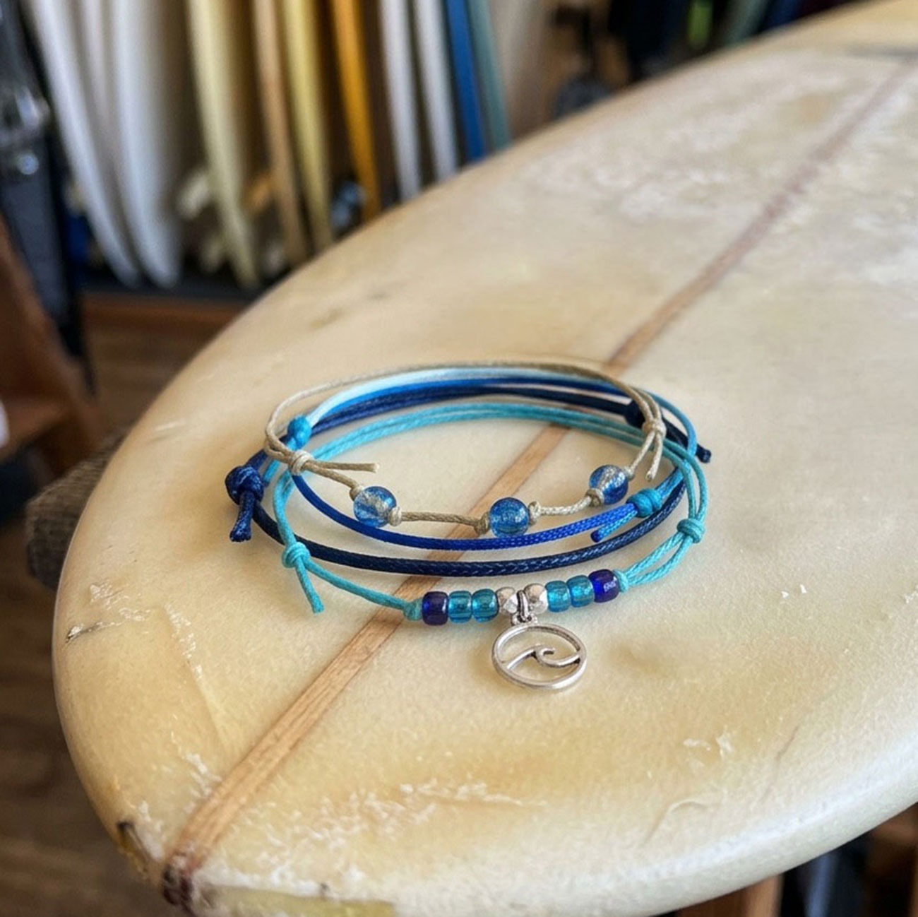 You can take that surf-shop feeling wherever you go with this Wave Bracelet Style Pack