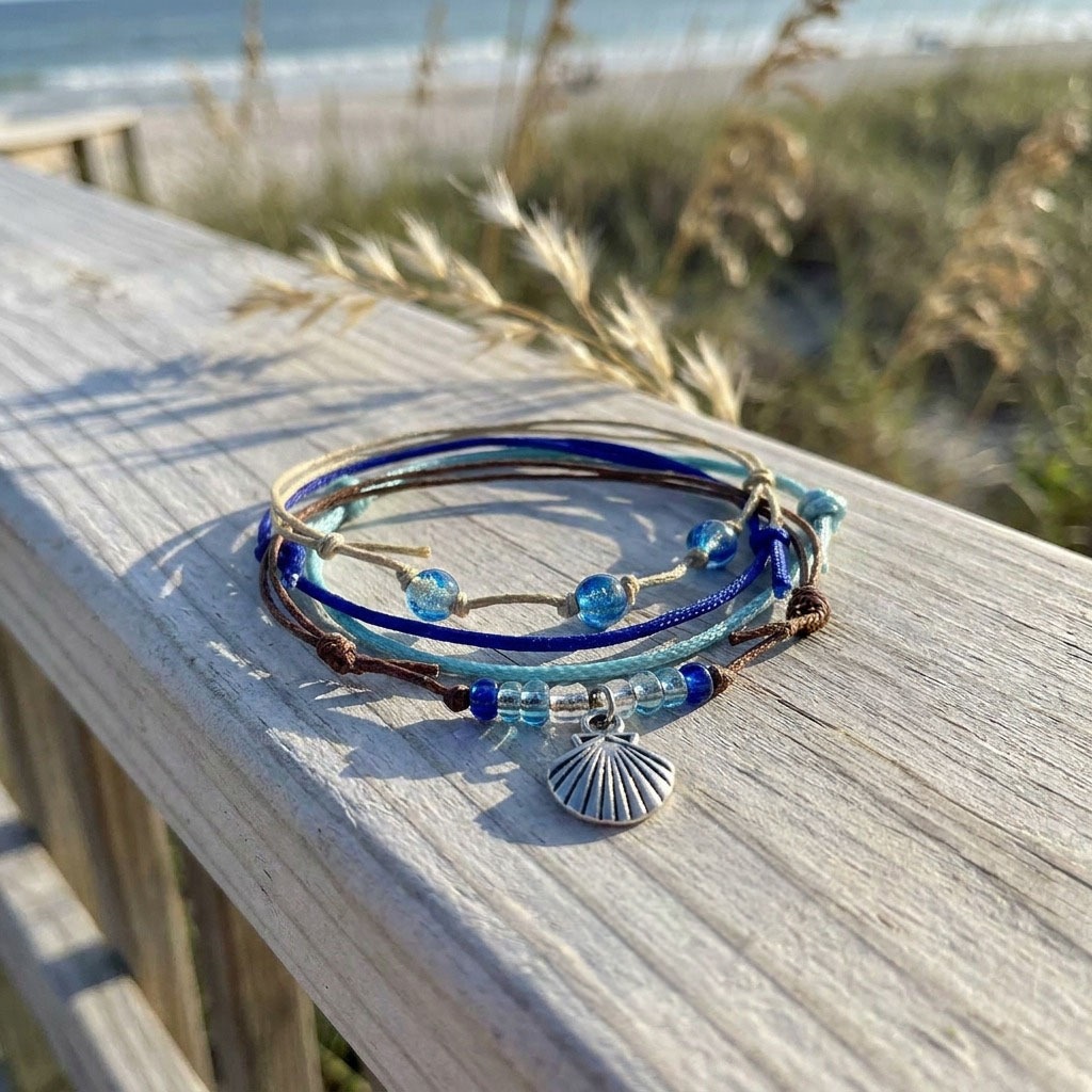 Take a little coastal fun along with you in this Seashell Bracelet Style Pack featuring a silver-tone shell charm